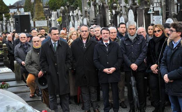 Manuel Valls y Adolfo Suárez Illana, en la ofrenda floral ante la tumba de Fernando Múgica