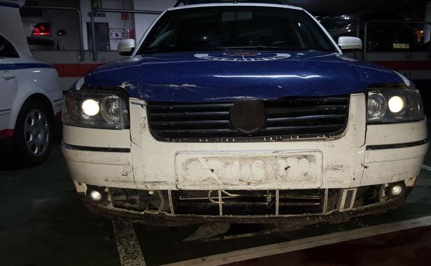Intenta atropellar a varios ertzainas, embiste a dos coches patrulla, recibe un tiro y es detenido en Legutiano