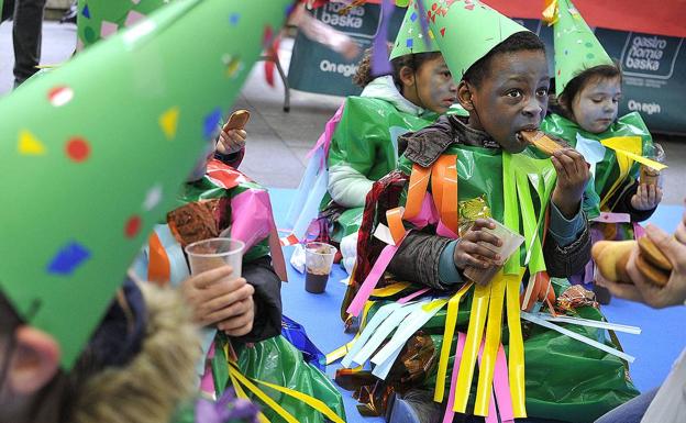 Los escolares vencen al frío y celebran el carnaval en la Plaza Nueva