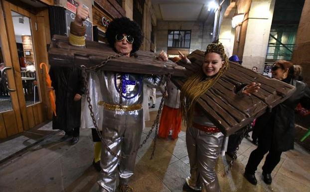 Farolín y Zarambolas dan el pistoletazo de salida a un Carnaval pasado por agua