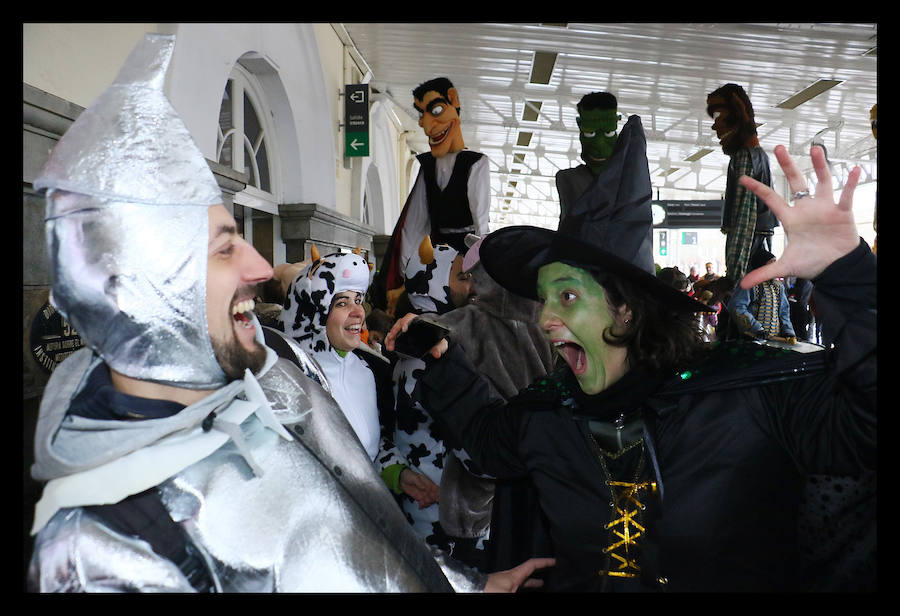 Vitoria celebra el desfile de Carnaval más multitudinario de su historia