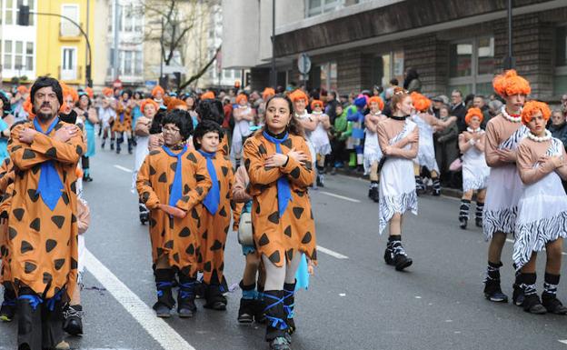 Los 'carnavaleros' de Vitoria, impermeables al frío y a la lluvia