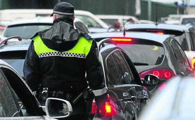 Los colegios de Vitoria plantean soluciones para acabar con las dobles filas