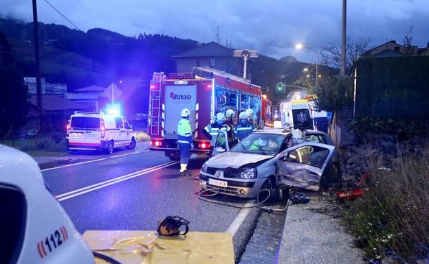 Una mujer rescatada del interior de su coche tras estrellarse contra un muro en Lemoa