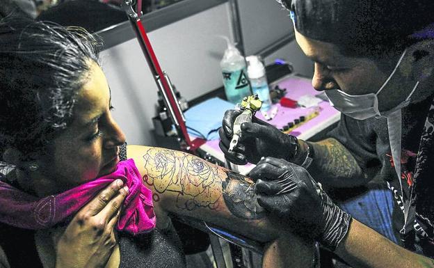 Los salones de tatuaje de Vitoria, a examen