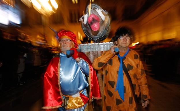El carnaval vitoriano ya arde en la hoguera