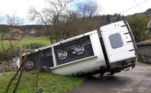 Vuelca en Arakaldo un camión que transportaba gasóil