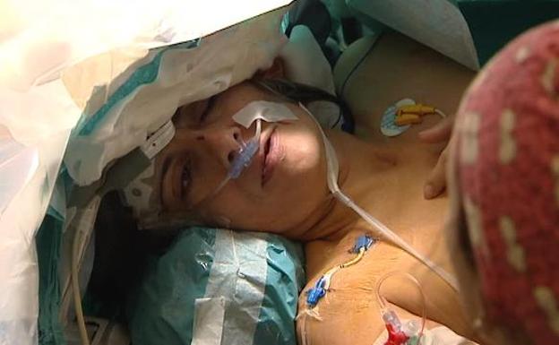 Entrevista a una paciente mientras le extirpan un tumor