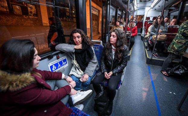 Un autobús para ir más tranquilas: «El peligro llega hasta la puerta de casa»