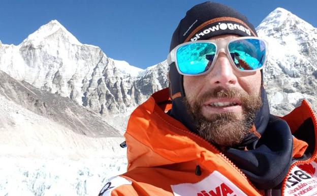 Txikon llega al campo 2 del Everest en su primer día de intento de cumbre