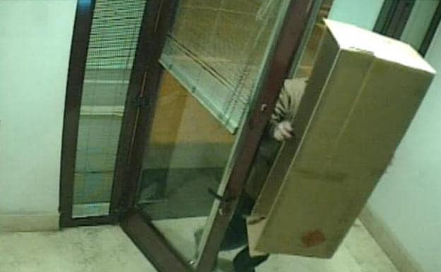 Detenido por intentar robar en un cajero de La Rioja oculto tras una caja de cartón