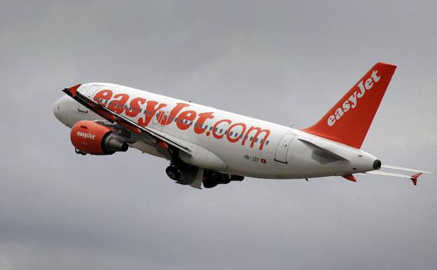 El desmayo de una viajera obliga a un avión británico a desviarse a Loiu en busca de un médico