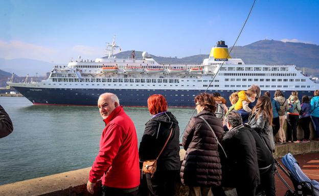 Un barco con 566 turistas británicos estrena la temporada de cruceros en Getxo