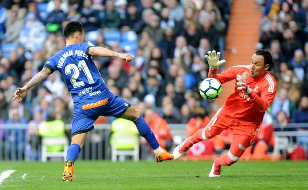 Hernán Pérez regresa a Vitoria tras el «susto» del golpe en la cabeza