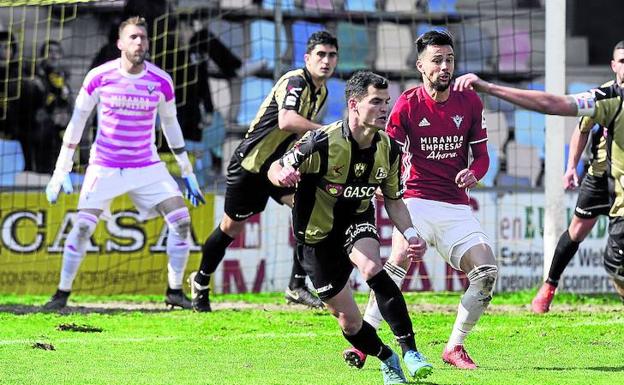 Alfaro repite pareja de centrales con Rivada y Prieto en el centro de la zaga