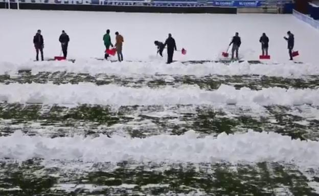 El Alavés limpia de nieve Mendizorroza para que el choque ante el Levante