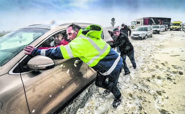 Álava tarda seis horas en controlar una nevada anunciada