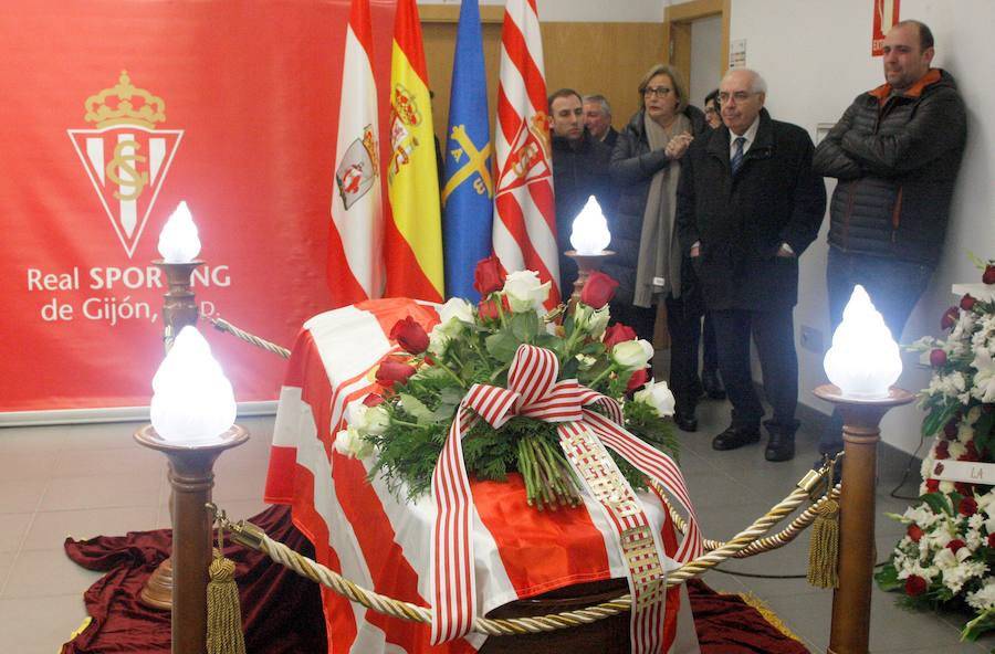 Multitudinaria despedida a Quini en El Molinón