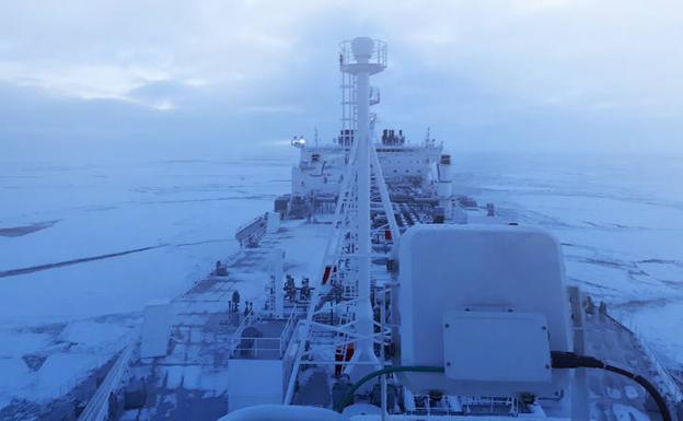 El barco que surca el Ártico en invierno