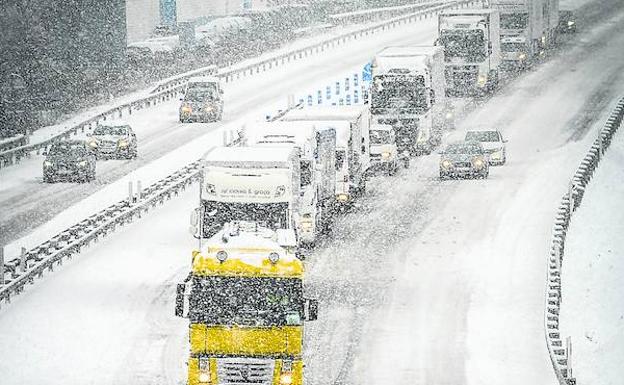 La autopista atribuye a dos accidentes y a la nieve el colapso que afectó a miles de alaveses