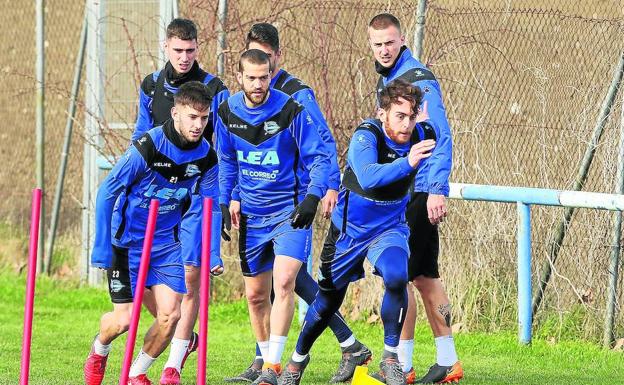 El Alavés afronta un derbi sin presión para probar las fuerzas