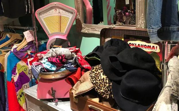 resistencia Restringido Contradicción La ropa 'al kilo' llega a Bilbao: pagas lo que pesa | Flamingos Vintage  Kilo | El Correo