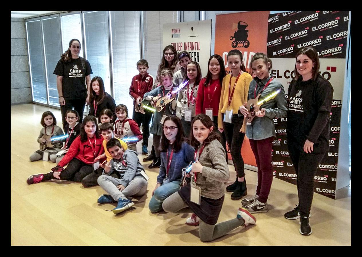 Los txikis crean instrumentos eléctricos en el taller "Girls & Tech"
