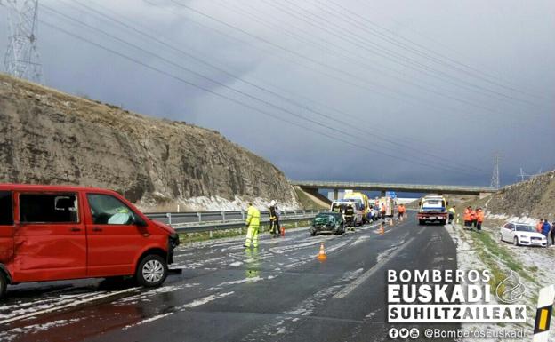 Dos heridos en un choque múltiple en la A-1 en Júndiz durante una granizada