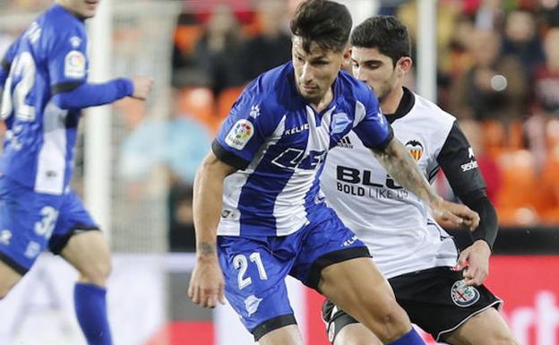 Hernán Pérez vuelve a un once inicial del Alavés donde continúa Sobrino