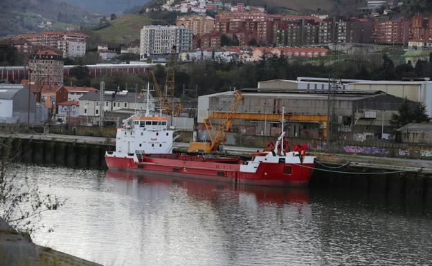 Una flota de gánguiles trasladará desde esta semana la tierra del canal de Deusto para rellenar el Puerto