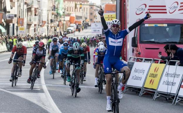 Hodeg, primer líder tras ganar al esprint en Calella