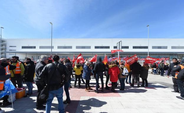 Masivo seguimiento de la primera huelga de los trabajadores de Amazon en España