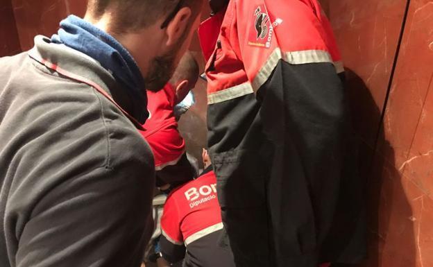 Los bomberos liberan a un hombre con un testículo atrapado en una silla de un hotel en Torrevieja