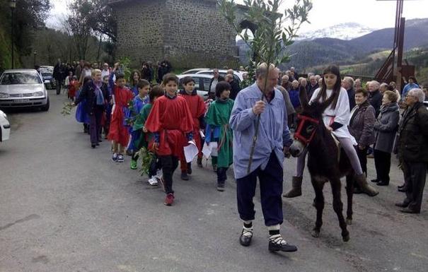 Los niños de Zeanuri se preparan para escenificar el Domingo de Ramos