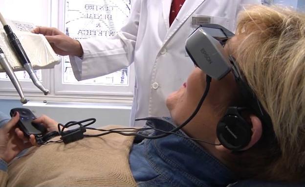 Relajarse con gafas 3D en el sillón del dentista