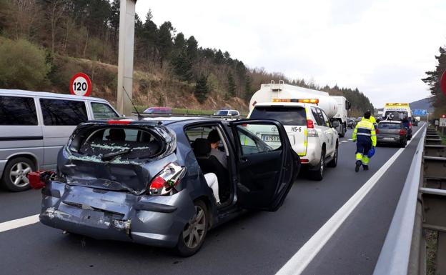Tres heridos en un choque entre un camión y dos coches en el corredor del Txorierri