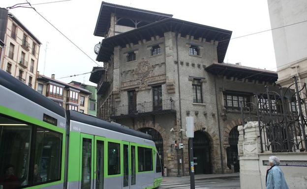 La estación de Atxuri continuará abierta hasta que se decida el futuro del tranvía a Bolueta