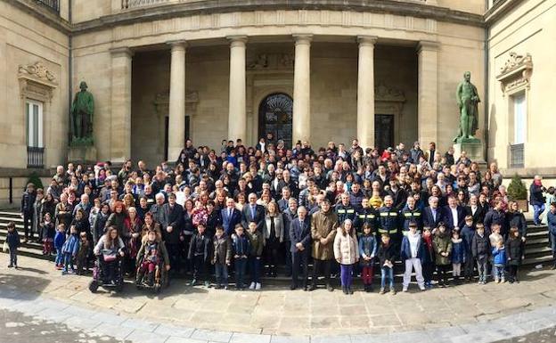 Los 94 nuevos bomberos forales de Álava reciben sus credenciales