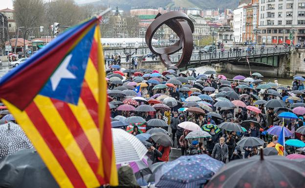 Cientos de ciudadanos protestan en Bilbao por el «estado de excepción» de Cataluña