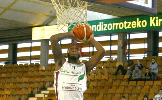 Matazo a lo Dominique Wilkins de un jugador del Araberri