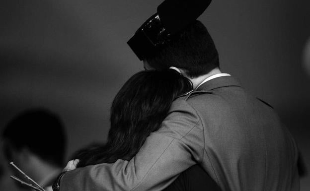 «Señora, convenza a su marido de que deje la Guardia Civil o marche a España»