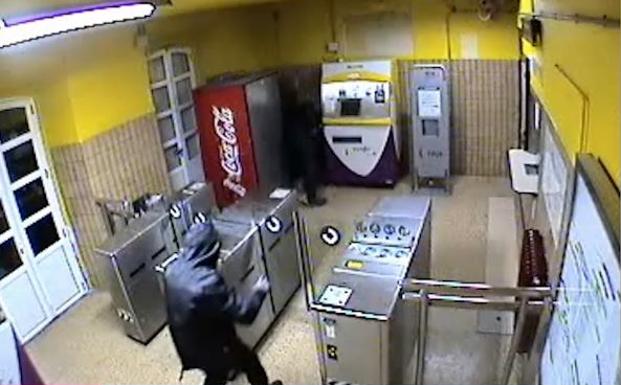 Desarticulan en Bilbao y Galdakao una banda que reventó una treintena de expendedoras de Feve