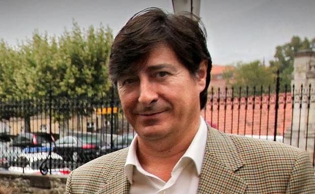 Un edil de Gernika devuelve el dinero público que gastó para que su hijo le acompañara en un viaje