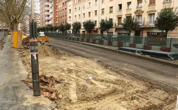 La aparición de una tubería de fibrocemento obliga a paralizar las obras del tranvía