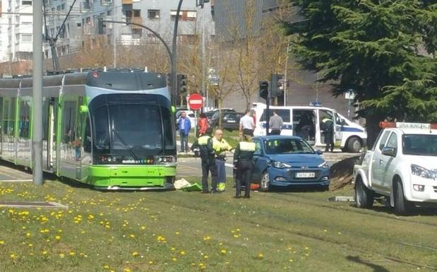 El tranvía reanuda su servicio tras un accidente con un turismo en Lakua