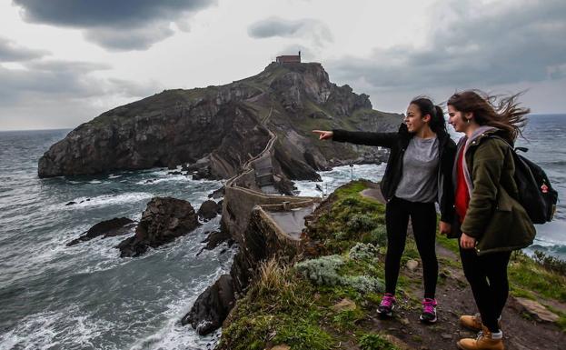 Bakio cierra al tráfico «por seguridad» la carretera de la costa hacia Gaztelugatxe