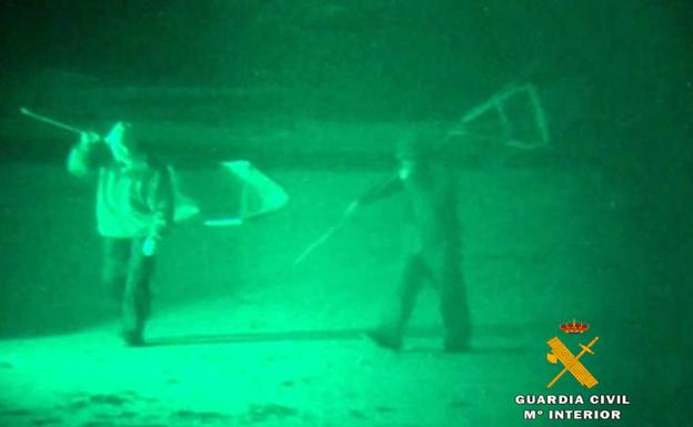 Un vizcaíno, entre los 22 detenidos en una redada contra la pesca furtiva de angulas en Cantabria