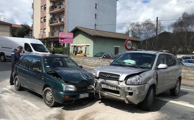 Dos heridos leves en una colisión entre dos coches en Muskiz