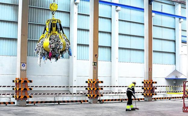 Un brote de 'fiebre Q' en una planta de residuos obliga a someter a análisis a 130 operarios