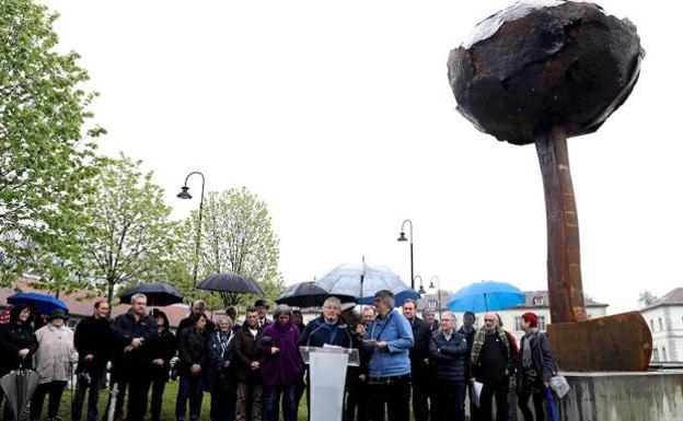 Inaugurada en Bayona con polémica la escultura sobre el desarme de ETA